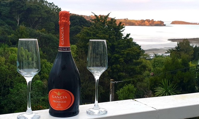 Mahurangi West House | Classic Kiwi bach, sea views and only 45 mins from Auckland
