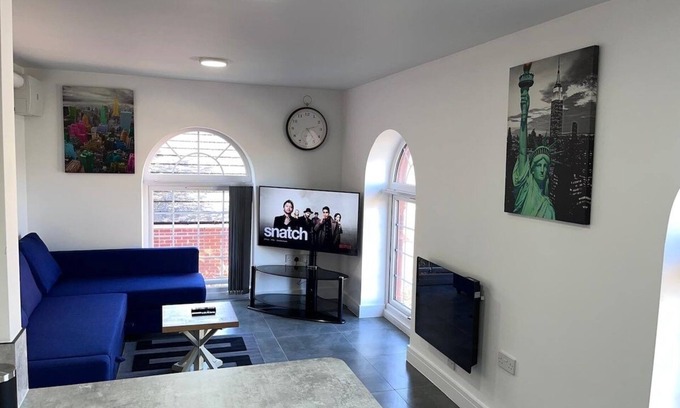 Smethwick Apartment | Classic Nest-Sleeps 6-Free Parking-High Speed WiFi