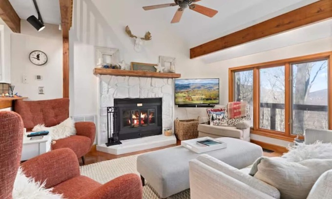 Pedlars Edge House | Classic Ski Chalet with Hot Tub, EV Charger. Views-skiing-tennis-hiking-golf!