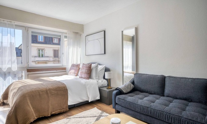 District 6 Apartment | Classic Unterstrass Studio, near University & Supermarket, by Blueground