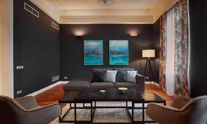 L'Antiga Esquerra de l'Eixample Apartment | Classy 3BD - 2.5BTH with private patio in Eixample
