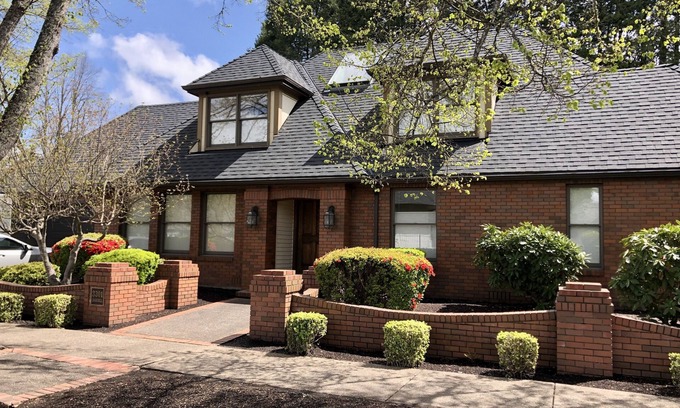 Harlow House | Classy 4+ bedrooms (sleeps10), walk toAutzen/UO/Hayward