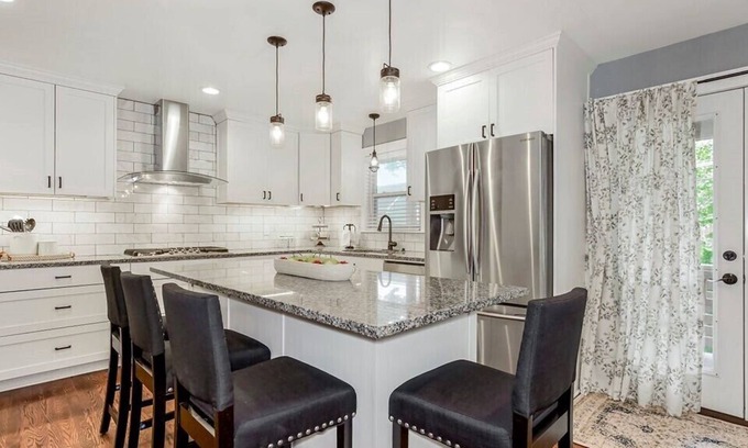 West Plaza House | Classy Bell in West Plaza 30 Day Minimum