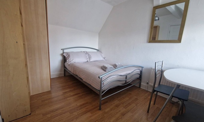 Sheffield Bed & Breakfast | Classy Suite: Private Room in Sheffield CC