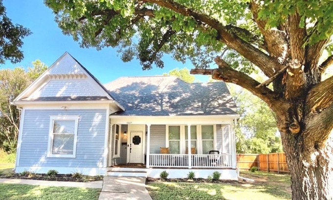 Brazos House | Clay Oak Cottage 2BR/1BTH, 6 blocks from Silos