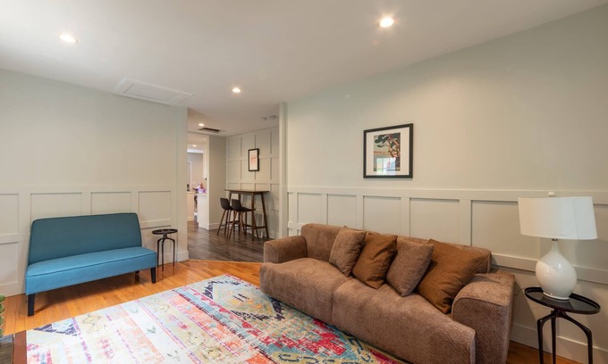 Lower Burns Park Apartment | Clean and Quiet 4 bedroom Flat near Downtown and Campus