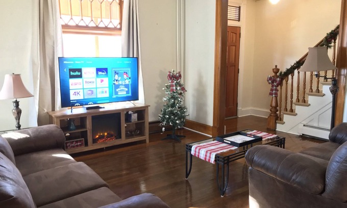 Oswego House | Clean and Roomy 4 Bedroom House