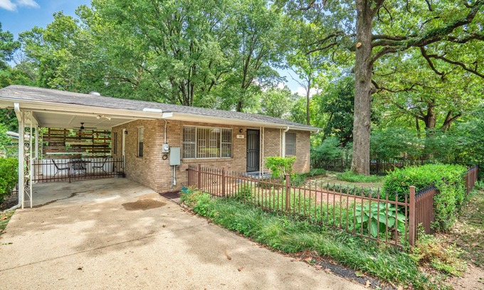 Hot Springs House | Clean Cozy Bungalow on THE BACK STRETCH Close to Oaklawn Racing and Casino
