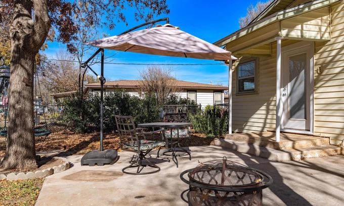 Over Place Area House | Clean & Happy beachvibes! Great yard & Firepit out back! Some pets welcome!