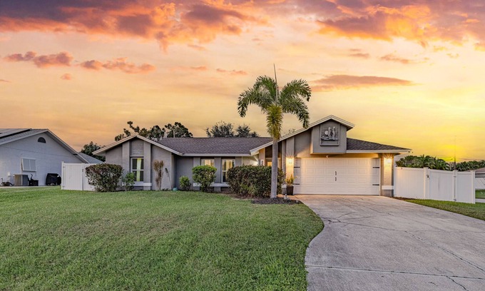 Fort Myers House | Clean pool house with 70" TV nearby beaches, shopping and restaurants