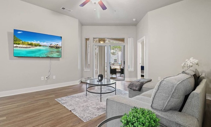 Nassau Bay Apartment | Clear Lake Stay w/Pool View: Family Friendly