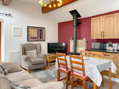 Matlock House | Clematis Cottage