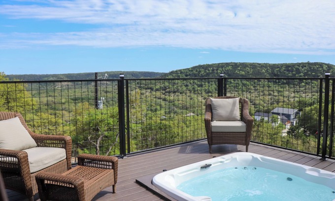 Canyon Lake Cabin | Close to Canyon Lake: Cabin - Boat Ramp & Hot Tub