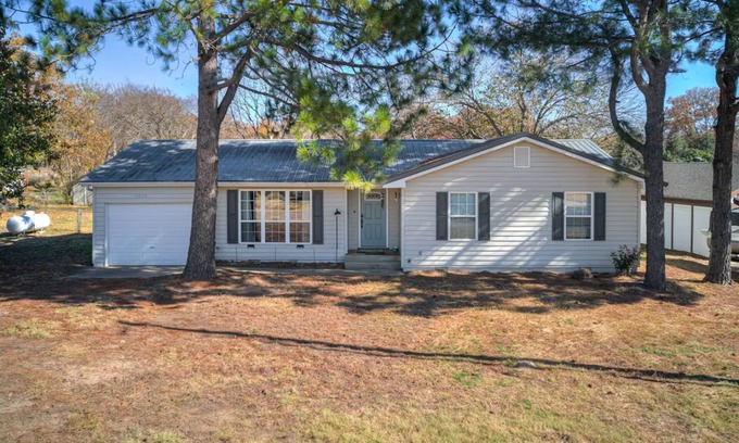 Checotah House | Close to Lake Eufala with a private firepit and covered back deck