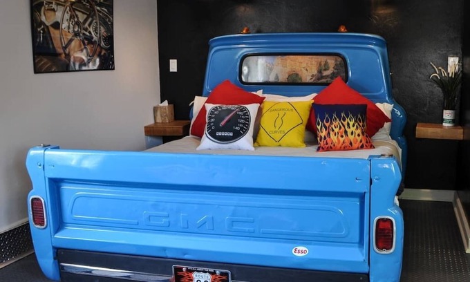 Kanab Apartment | Close to National Parks.The Star Garage, Sleep in a Vintage Truck Bed, Cool!