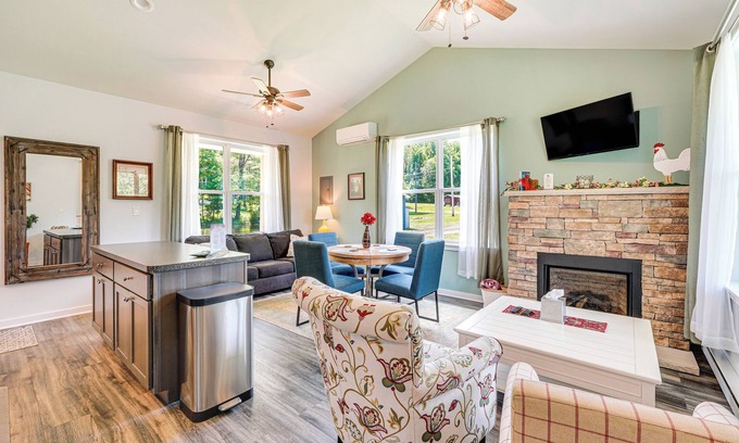 Brodheadsville Cottage | Close to Slopes: Lakeside Cottage in Pocono Mtns