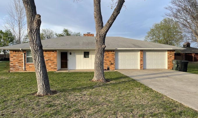 Temple House | Close to the med centers, ball fields, shopping & the lake! Perfect for all!