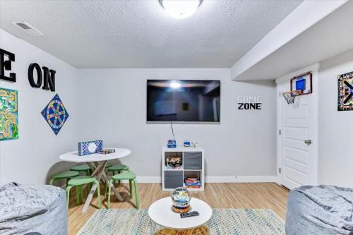 Sunset Heights House | Close to UVU & BYU Golf Course Pet Friendly
