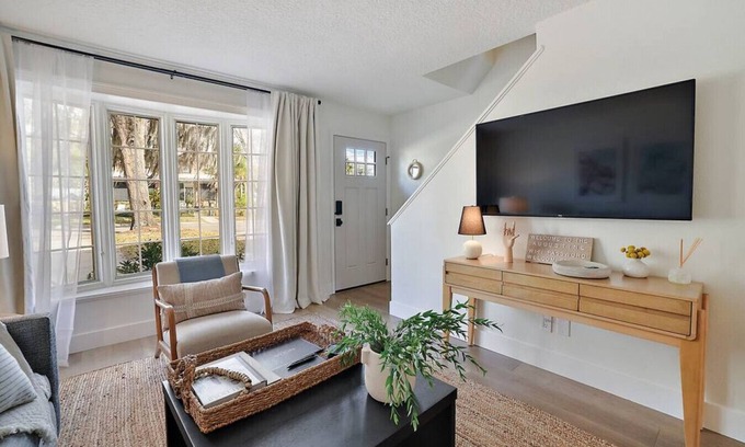 Mount Dora House | Closest Stay to Downtown Mt Dora - Renovated - Walk Everywhere - 5-Star Reviews