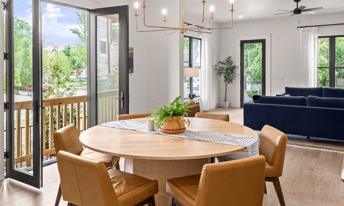 Downtown House | Closest to downtown square, luxury bedding, outdoor patio, vinyl, guitar, piano.