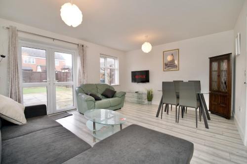 Willenhall House | Clothier House - Stylish 3Bed Haven, WiFi & Driveway Parking