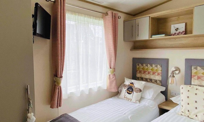 Carnforth Cabin | Clover Bank is a beautiful holiday home set one row back from Docker’s fishing lake.