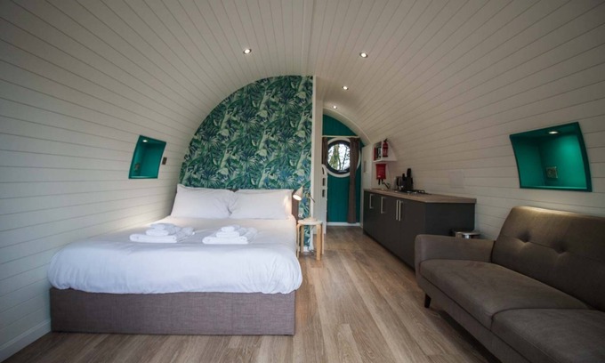 Pickering Cabin | Clover Family Glamping Pod | sleeps 4 - Gold Award winning