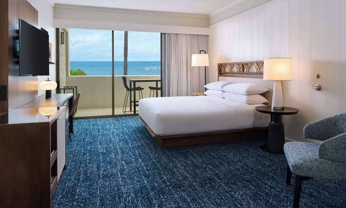 Keauhou Hotel | Club Oceanfront Suite 1 King Bed at Outrigger Kona Resort and Spa