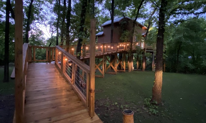 Lacy-Lakeview Cabin | Coach’s Quarters on the Creek- A Night in the Trees!