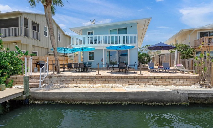 Siesta Key Condo | Coastal Breeze Siesta: Waterfront 4-Unit Retreat – Walk to Turtle Beach, Boat Dock & Free Beach Gear
