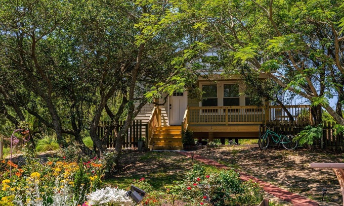 Kitty Hawk House | Coastal Chic Tiny house with Hottub, Kayak, Bikes and SUB's