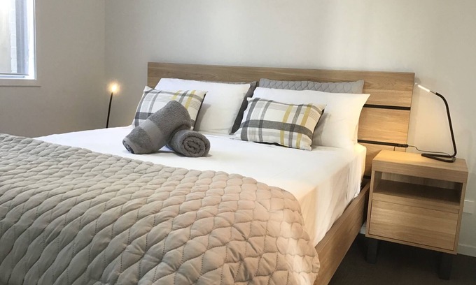 Margate Villa | Coastal Holiday Min from Waterfront Beach Shops Redcliffe Market OFF STREET PARK