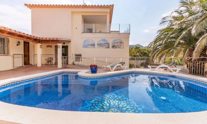 El Mas Fumats Villa | Coastal Villa with Garden