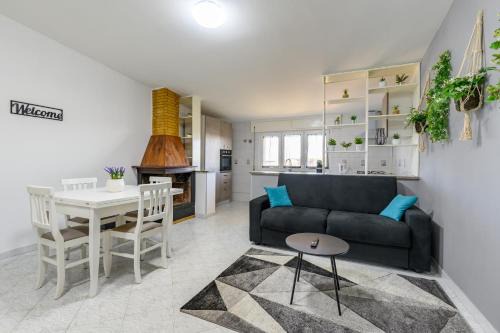 Focene Apartment | Coastal Whisper - 9 min to Airport & 700m to Sea
