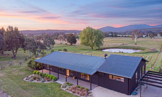 Newham House | Cobaw Views – a Mount Towrong Vineyard retreat