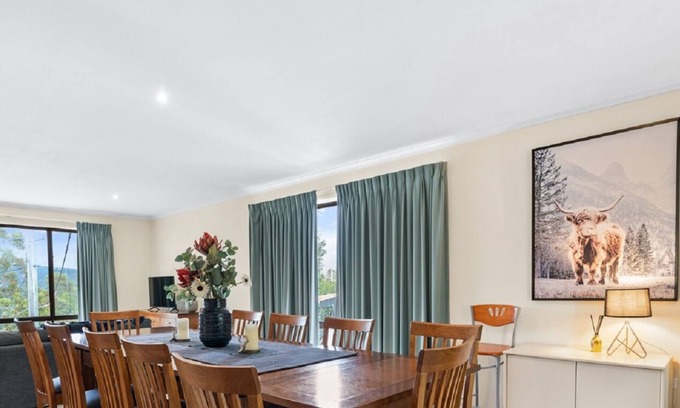 Jindabyne House | Cobbon Retreat - 5BR House l Pet Friendly l Large Fenced Backyard l WiFi l Great Location