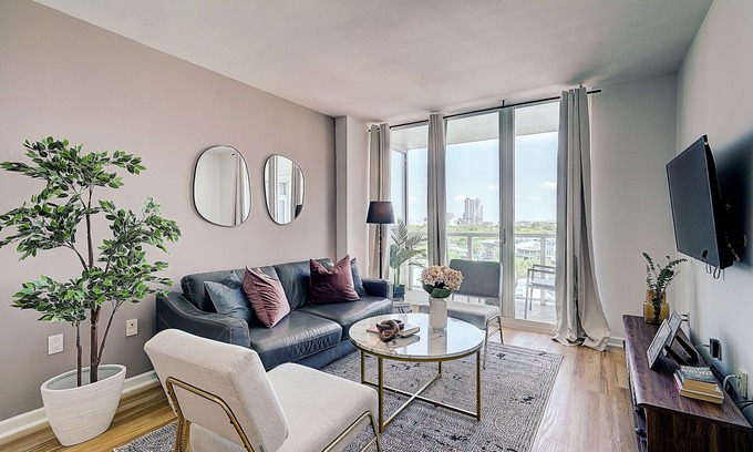 Coconut Grove Condo | Coconut Grove 1/1 condo parking included