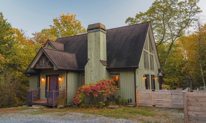 Cold Spring House | Cold Spring Mountain Retreat: Secluded Autumn Oasis
