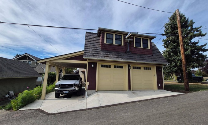 Northwest Everett Apartment | Colonial Flat in NW Everett