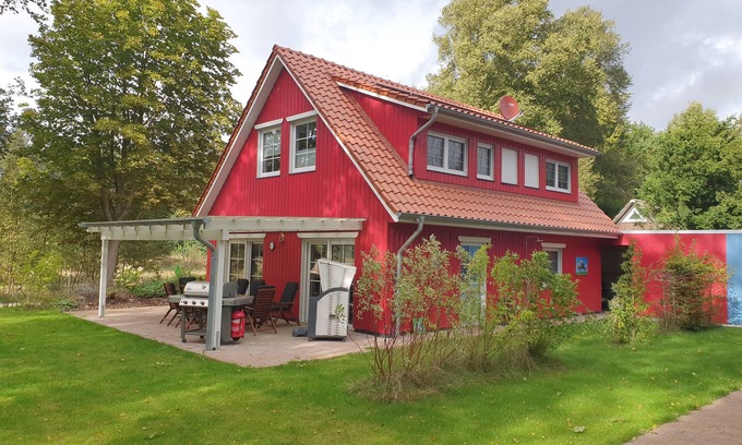 Wiefelstede House | ~ Color magic red in Conneforde ~ with large terrace, garden, sauna,