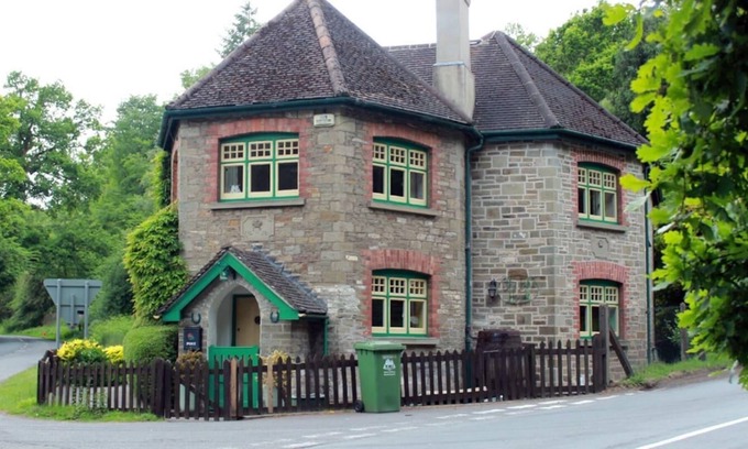 Lydney House | Colourful Forest of Dean Pikehouse