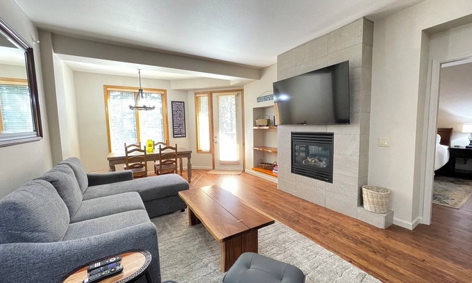 Mammoth Lakes Condo | Columbus Day retreat with large deck and unobstructed golf course view