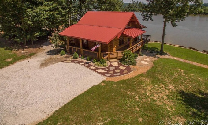 Magnet Cabin | Come relax & enjoy our luxury log cabin, watch barges on banks of the Ohio River