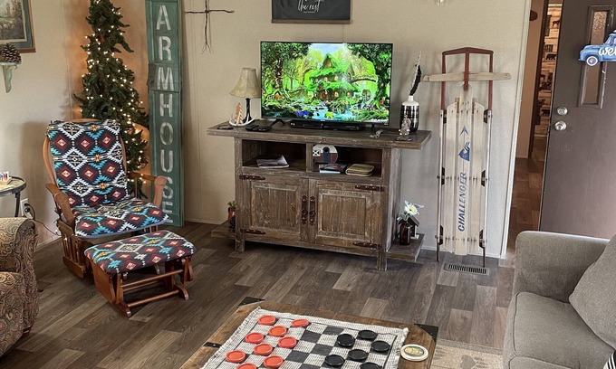 Smithville House | COME SEE US AT JENNY'S FARMHOUSE ! FUN FOR EVERYONE ! ALWAYS SOMETHING TO DO !