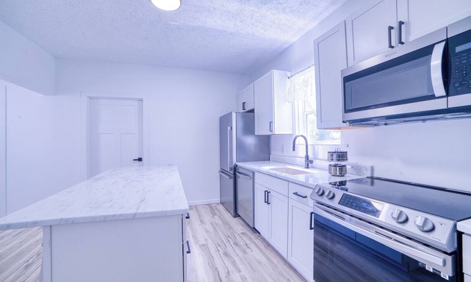 Ashtabula House | Come visit The Sunflower House! 4 bedrooms 2 baths in Ashtabula Harbor with WIFI