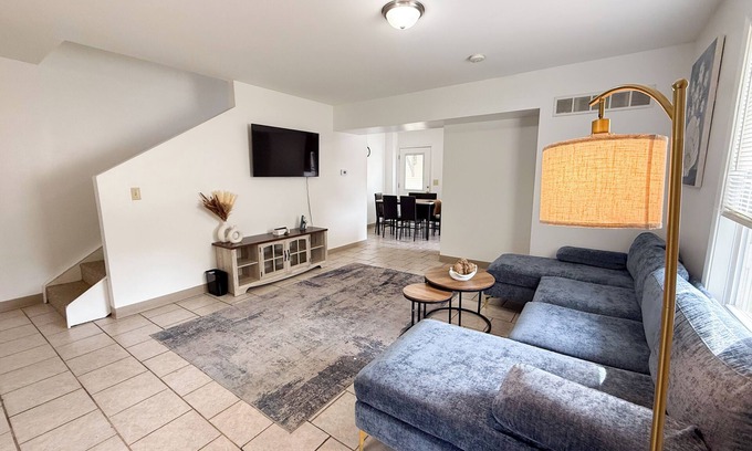 Macomb Apartment | Comfort & Cozy 3/2 in Midwestern charming Macomb, IL