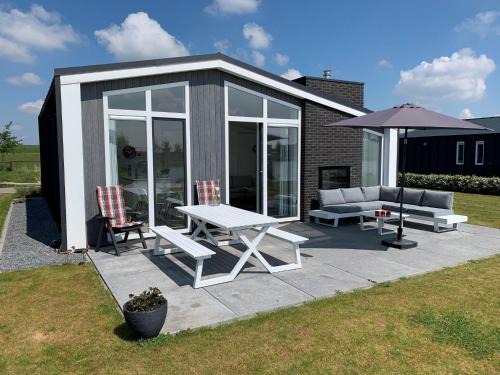 Wemeldinge House | Comfortabel en modern ingericht huis met uitzicht op het meer 46