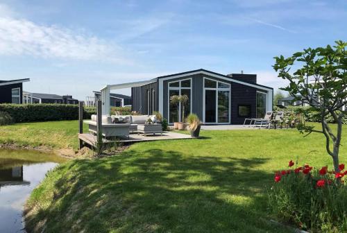 Wemeldinge House | Comfortabel en modern ingericht huis met mooi uitzicht op het landschap en het bos 89