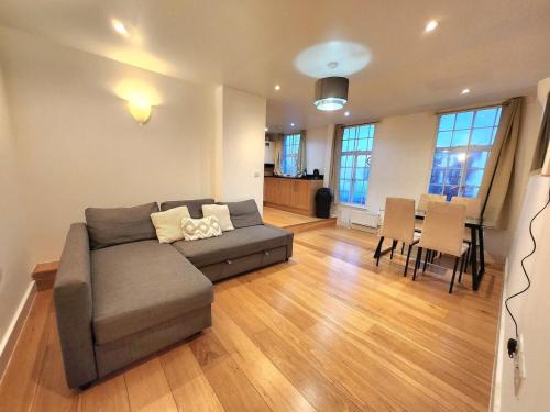 Stockwell Apartment | Comfortable 2BR Flat - 1 Min to Tube, Sleeps 6