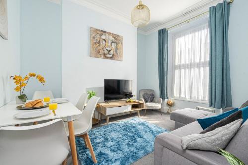 Plymouth Apartment | Comfortable 4-bed Townhouse by Plymouth Hoe